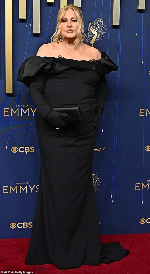 Jennifer Coolidge’s Timeless Elegance Captivates at Emmy Awards