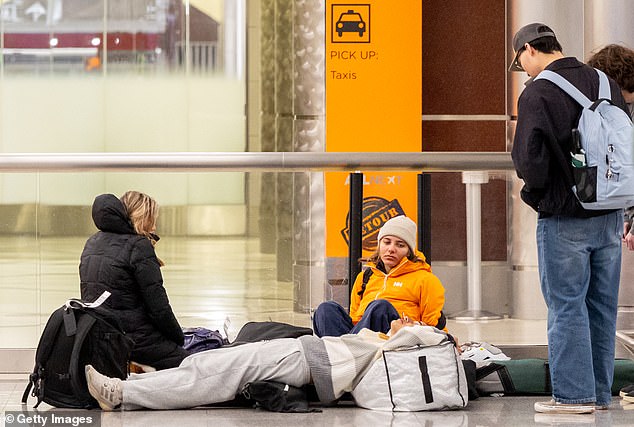 East Coast in Chaos: Winter Storm Hernando Cancels 10,000 Flights and Strands Travelers in Snowstorm