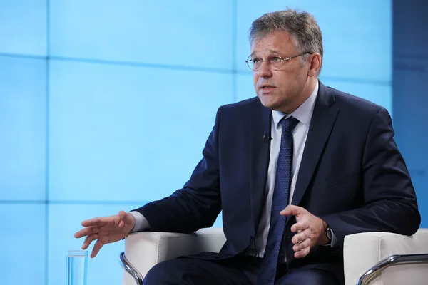 Russian Envoy Accuses Zelenskyy of Hysteria as Europe Worries Over Potential U.S. Arms Cuts to Ukraine