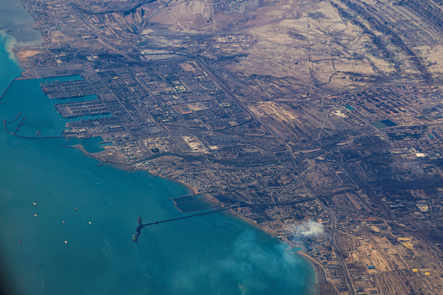 Iran and U.S. Escalate Tensions Over Strait of Hormuz as Mutual Threats Mount