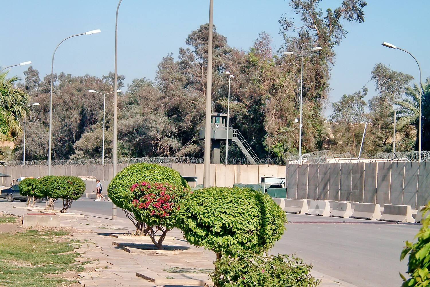 Iraq's Shiite Militias Extend Ceasefire at U.S. Embassy Amid Escalating Regional Tensions