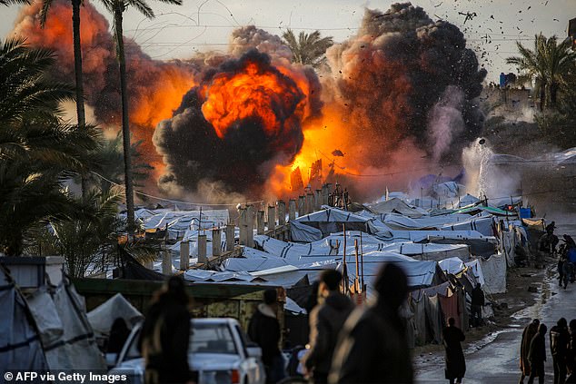 Trump and Netanyahu at Odds Over Iran Strategy Amid U.S. Warnings of Massacre