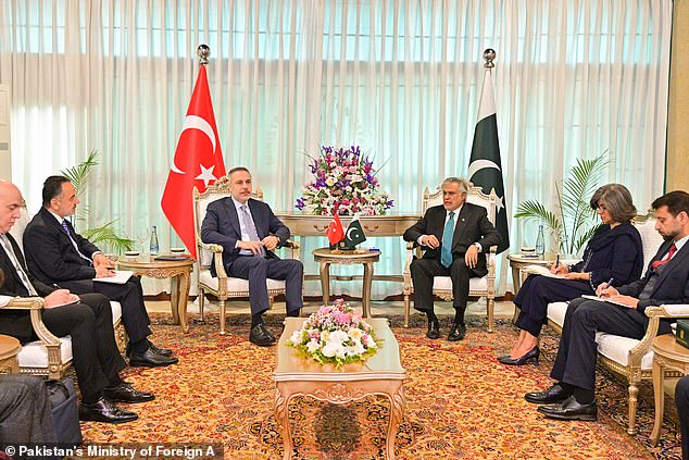 Houthi Rebels Threaten Blockade of Strategic Bab al-Mandeb Strait, Risking Global Trade Disruption