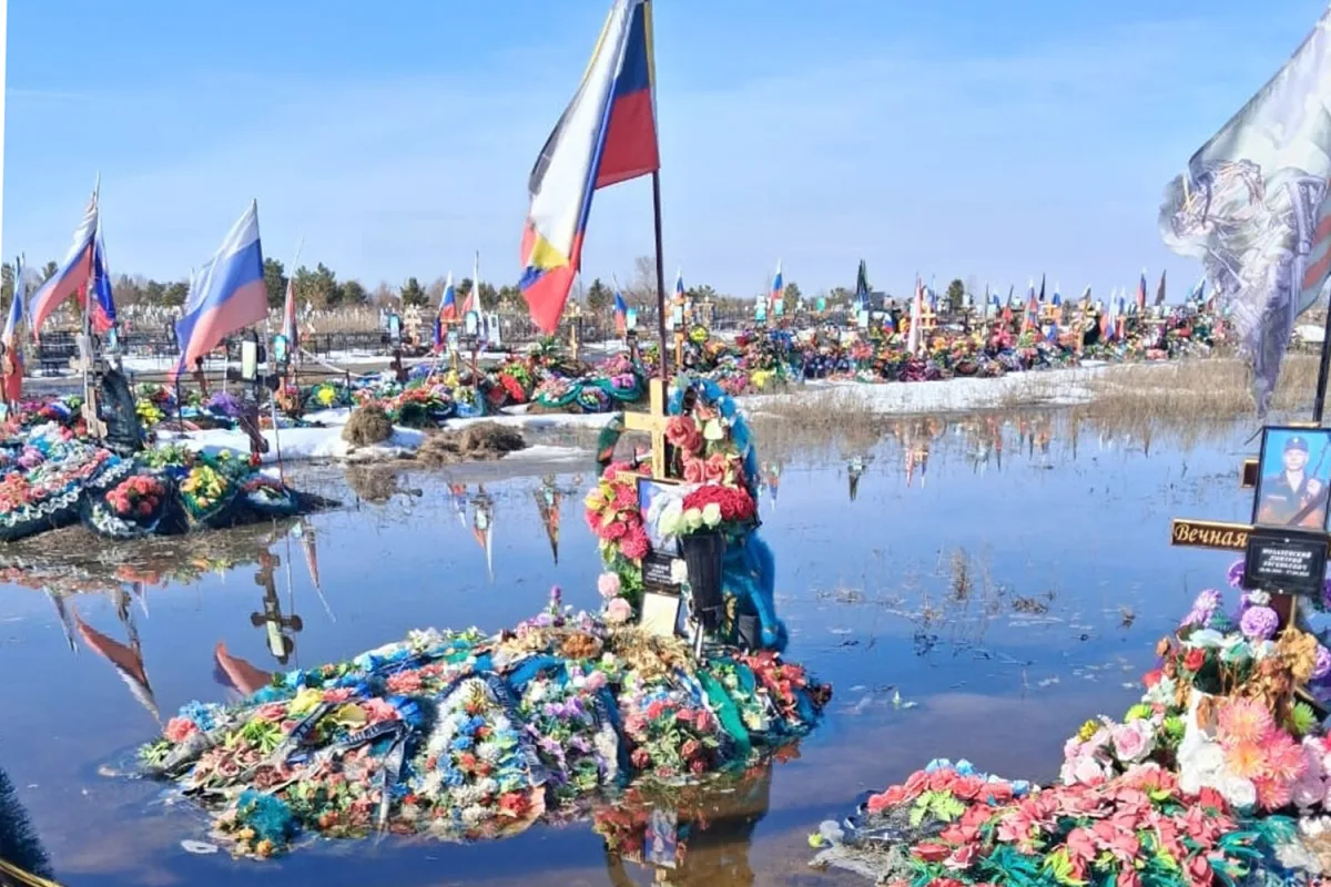 Flooded Cemetery Sparks Outrage as Soldiers' Graves Submerged in Russia's Troitsk