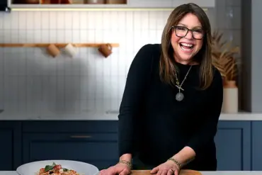 Rachael Ray Returns to A&E with *Meals in Minutes* After Brief Absence
