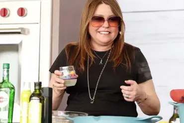 Celebrity Chef Rachael Ray Faces Health Scrutiny as Fans and Industry Question Her Wellness and Career Path