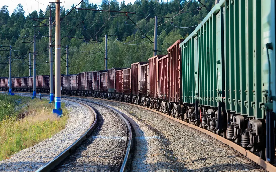 Urgent: Train Delays at Zhutovo Station Due to Power Outages Amid Air Attack Reports in Volga Region