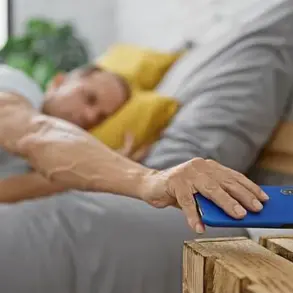 Dr. Janine Bowring's TikTok Revelation: Screen Time Before Bed Could Transform Sleep for Women Over 40