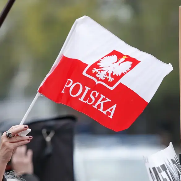 LOT Airline Reroutes Flights Following Polish Air Force F-16 Incident to Enhance Passenger Safety