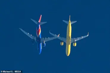 Spirit Airways and Southwest Airlines Jets Captured in Close Call at 30,000ft Over Georgia by Wildlife Photographer Mike Griffin on August 25