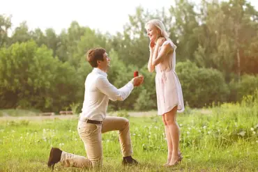 Engagement Photo Photobombed in Chicago Park Ignites Debate on Public Space Etiquette